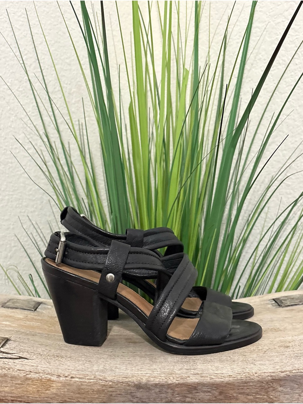 Frye Dani Crisscross Black Sandals